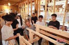 学子广西侗寨体验木构建筑营造技艺